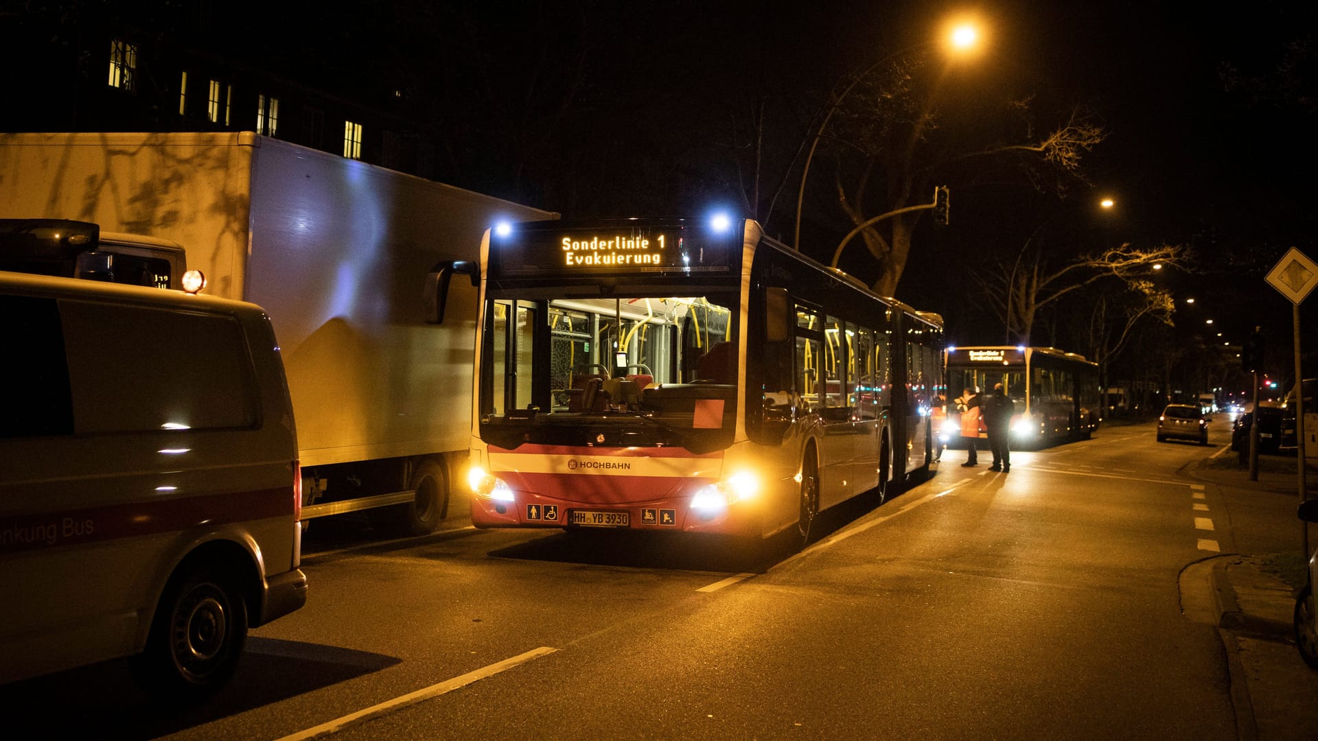 Busse des HVV, um Menschen zu evakuieren (Symbolbild): Die Bewohner wurden in eine Sporthalle gebracht. Busse des HVV, um Menschen zu evakuieren (Symbolbild): Die Bewohner wurden in eine Sporthalle gebracht.