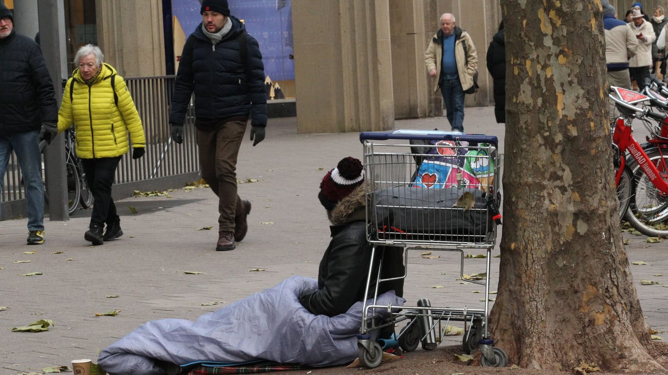 Ein Obdachloser sitzt auf der Mönckebergstraße und bettelt (Archivbild): Das Winternotprogramm steht für die Menschen nur nachts zur Verfügung.