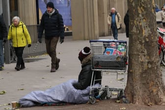 Ein Obdachloser sitzt auf der Mönckebergstraße und bettelt (Archivbild): Das Winternotprogramm steht für die Menschen nur nachts zur Verfügung.