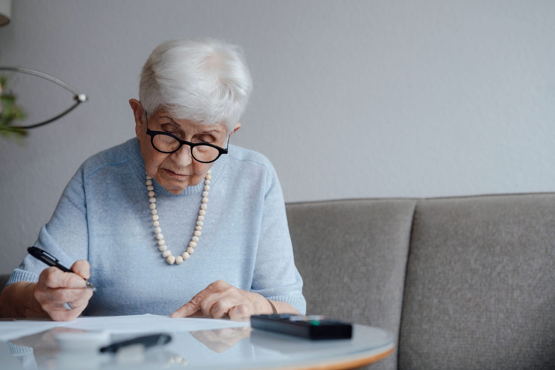 Rentnerin erledigt ihre Finanzen (Symbolbild): Seit 2005 müssen auch Rentner Steuern auf ihre Altersbezüge zahlen.