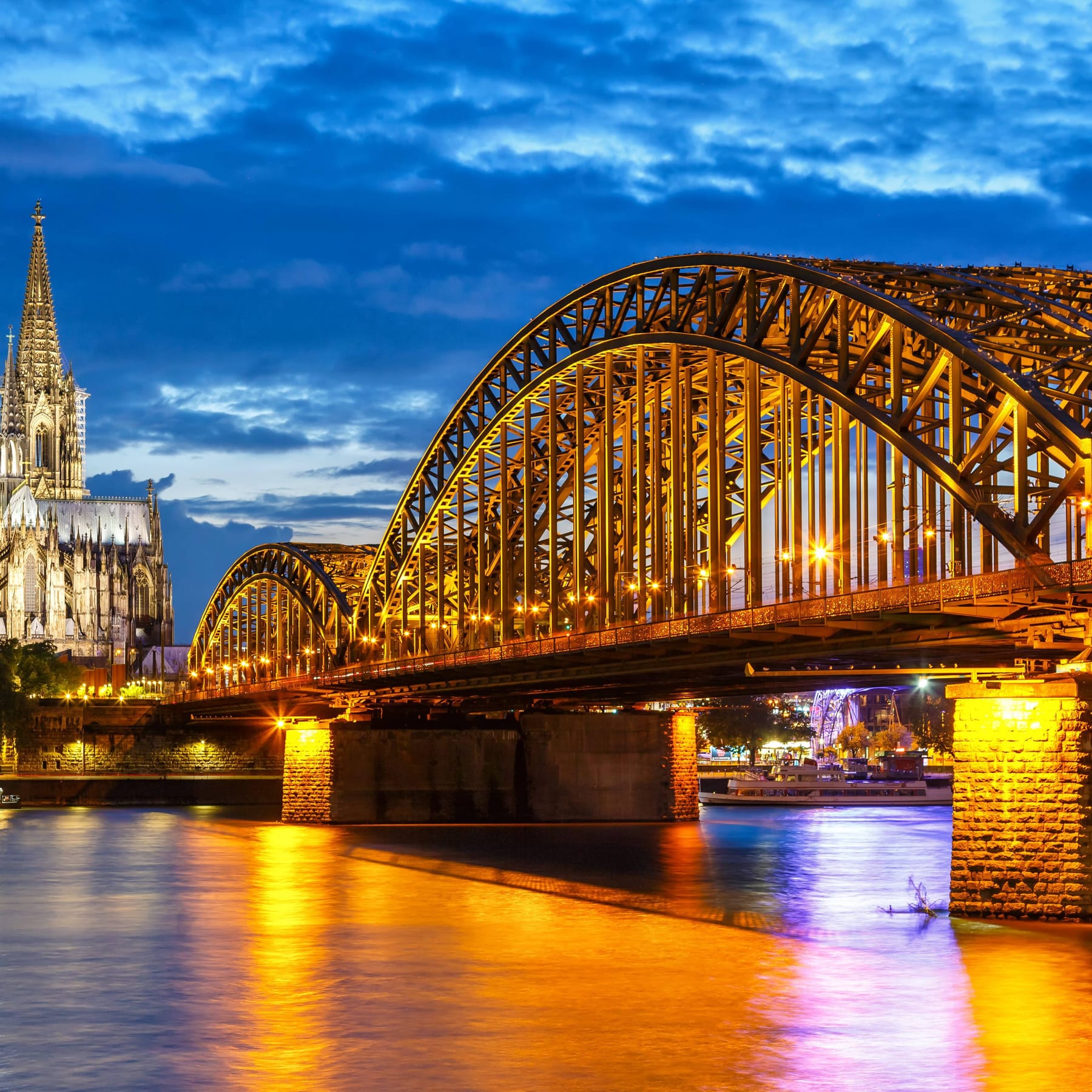 Kölner Dom erleuchtet: ab wieder angestrahlt Ostersonntag Wahrzeichen