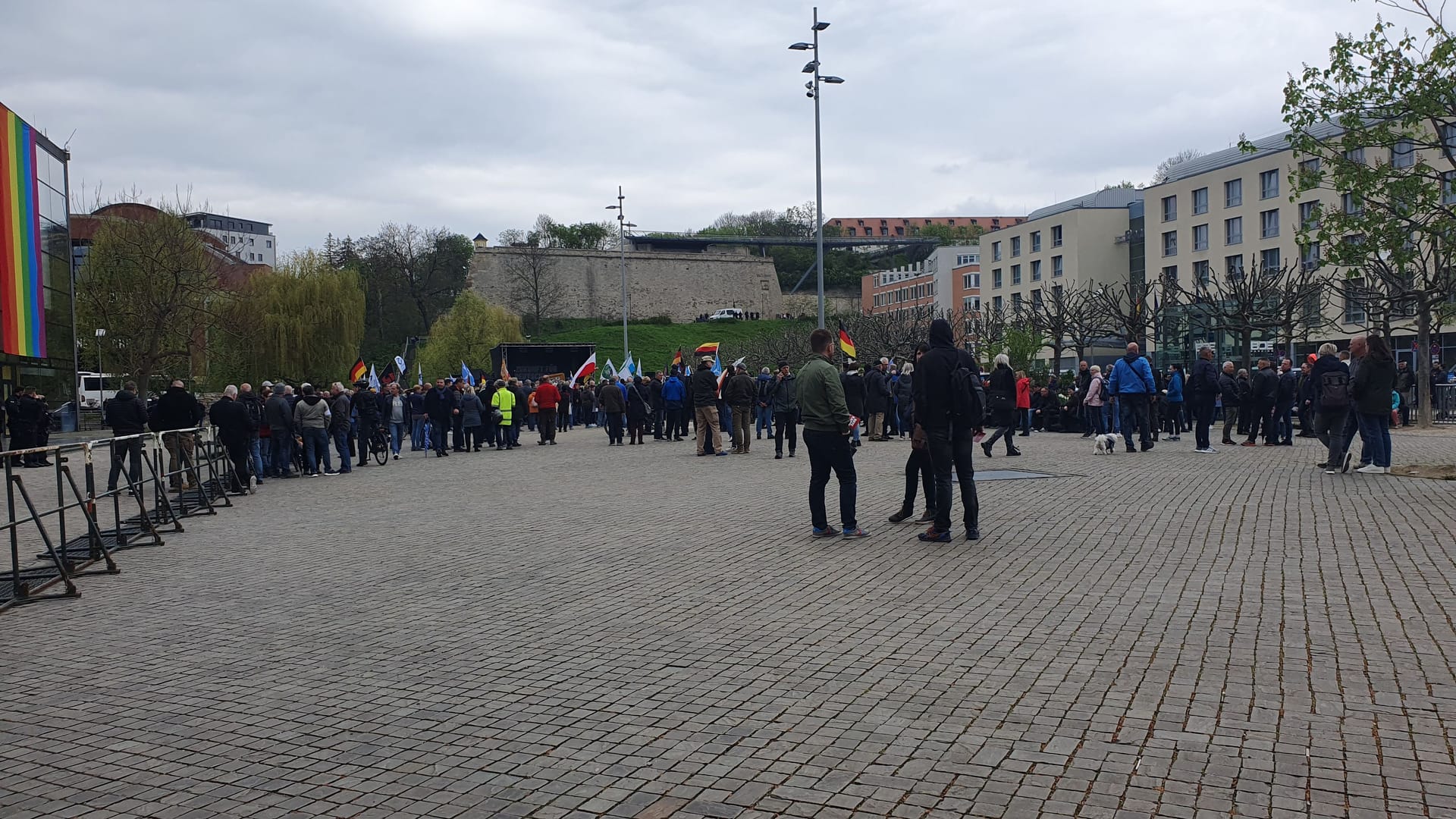 Theaterplatz in Erfurt: Von der Bühne wird zu dem Zeitpunkt behauptet, der Platz sei komplett voll.