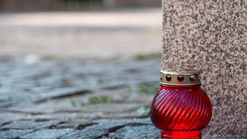 Grablicht an der Straßenecke zur Zufahrtsstraße zum Kinder- und Jugendhilfezentrum: In diesem wurde am Dienstag eine Zehnjährige tot aufgefunden. Grablicht an der Straßenecke zur Zufahrtsstraße zum Kinder- und Jugendhilfezentrum: In diesem wurde am Dienstag eine Zehnjährige tot aufgefunden.
