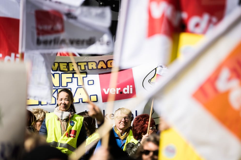 Teilnehmer auf einer Verdi-Kundgebung (Archivfoto): Die Gewerkschaft will unter anderem mehr Mitbestimmung bei Veränderungen im Unternehmen anstoßen.