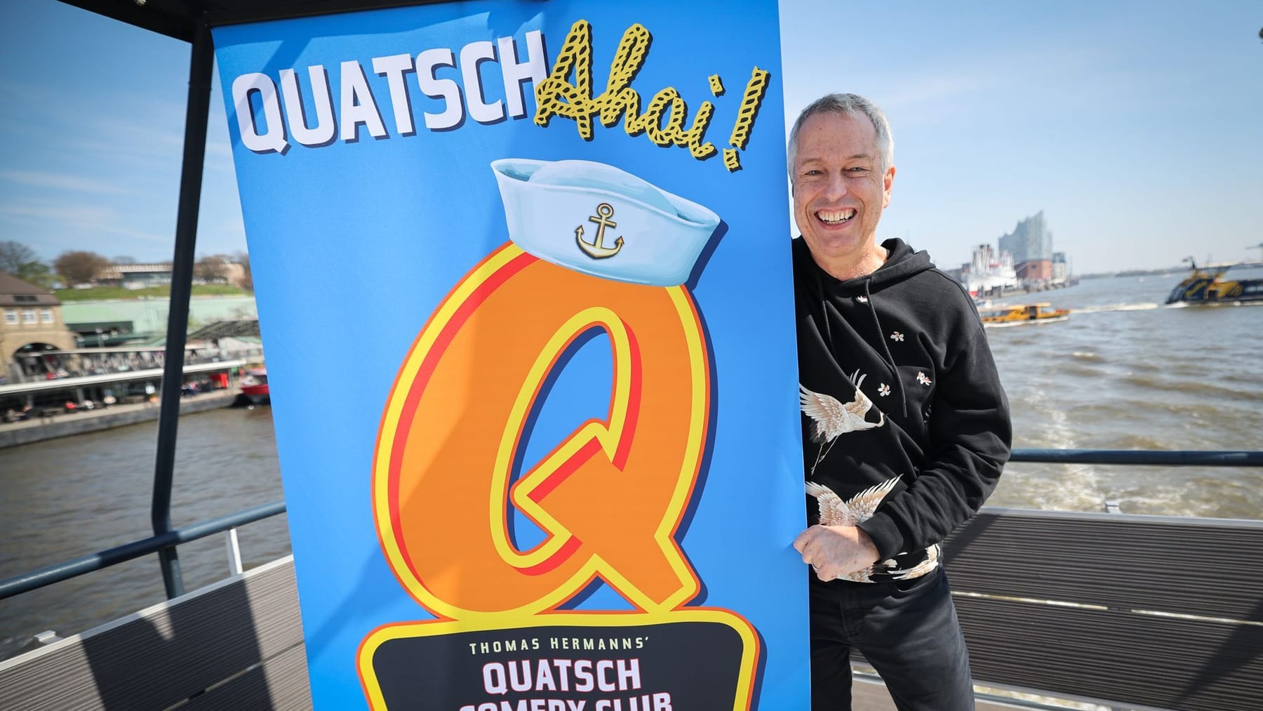 Quatsch Comedy Club ist zurück in Hamburg auf schwimmender Bühne