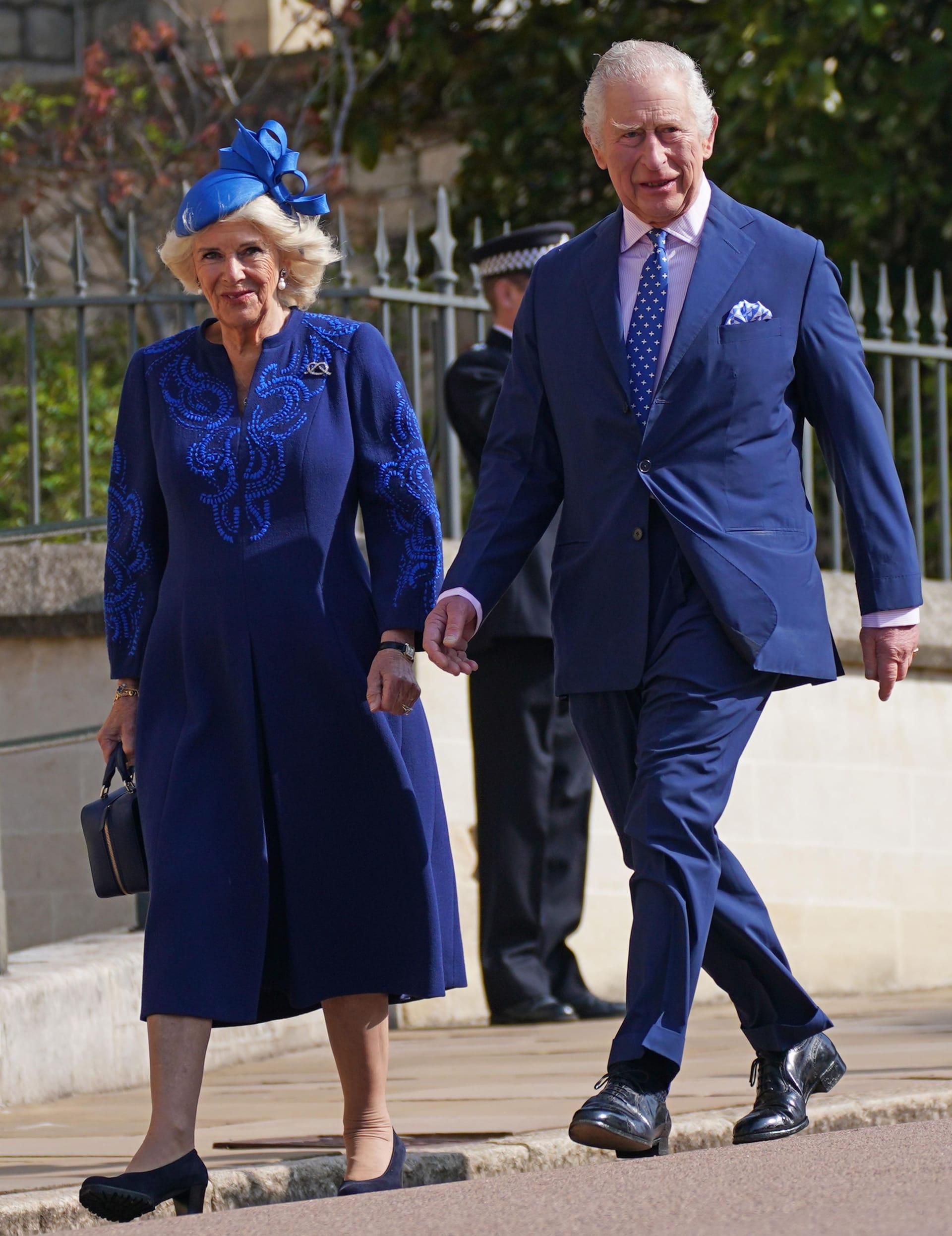 Camilla und Charles kamen ebenfalls in Blau.