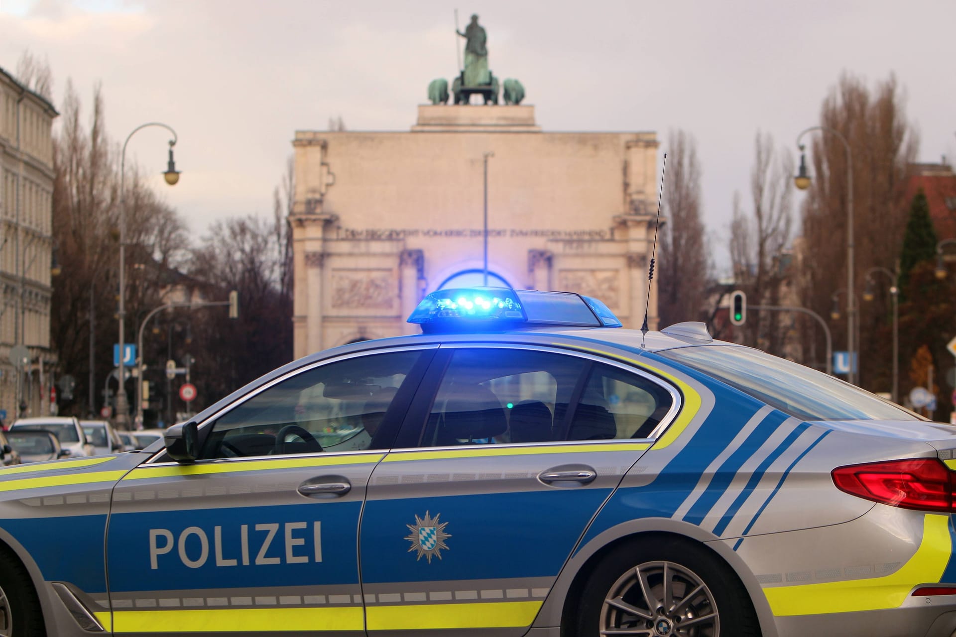 Einsatzwagen am Siegestor auf der Ludwigstraße (Symbolbild): Ein möglicher Grund für die Flucht zeigte sich erst später.