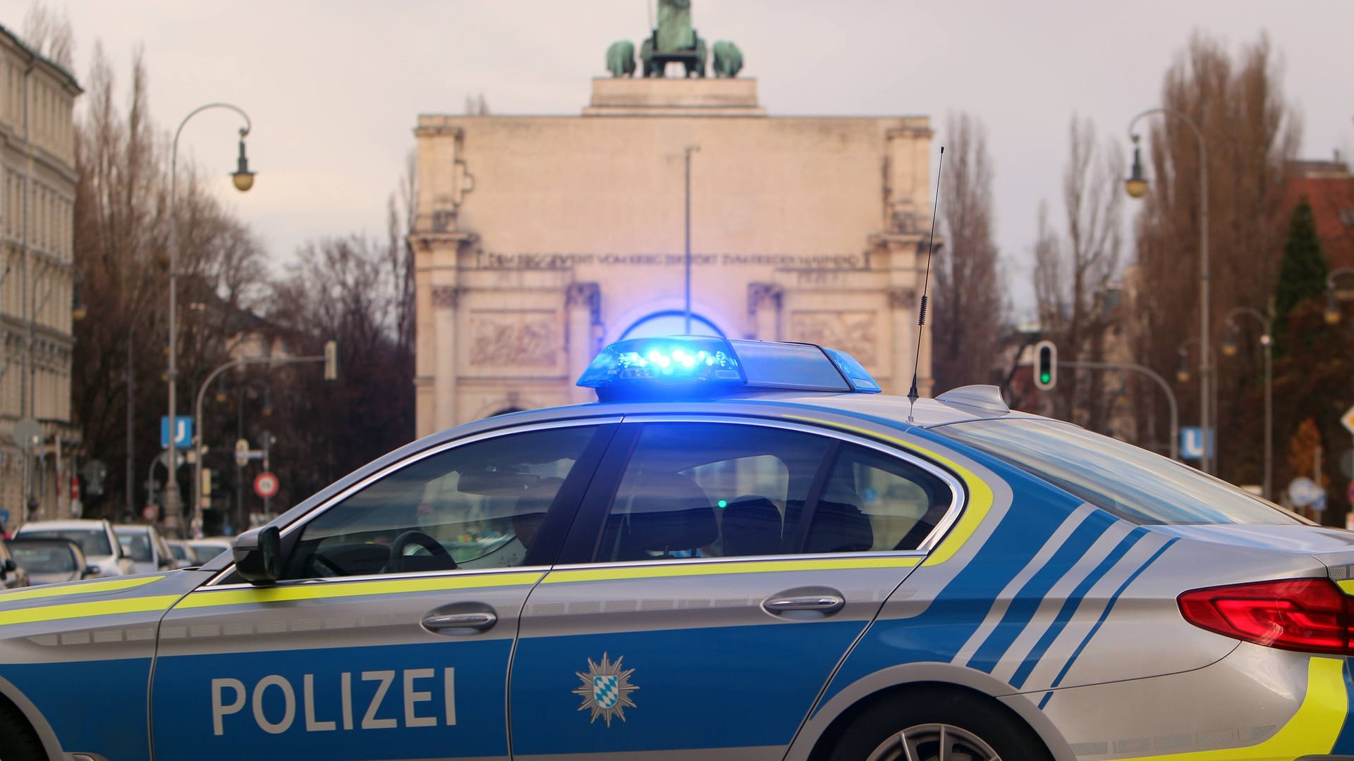 Einsatzwagen am Siegestor auf der Ludwigstraße (Symbolbild): Ein möglicher Grund für die Flucht zeigte sich erst später.