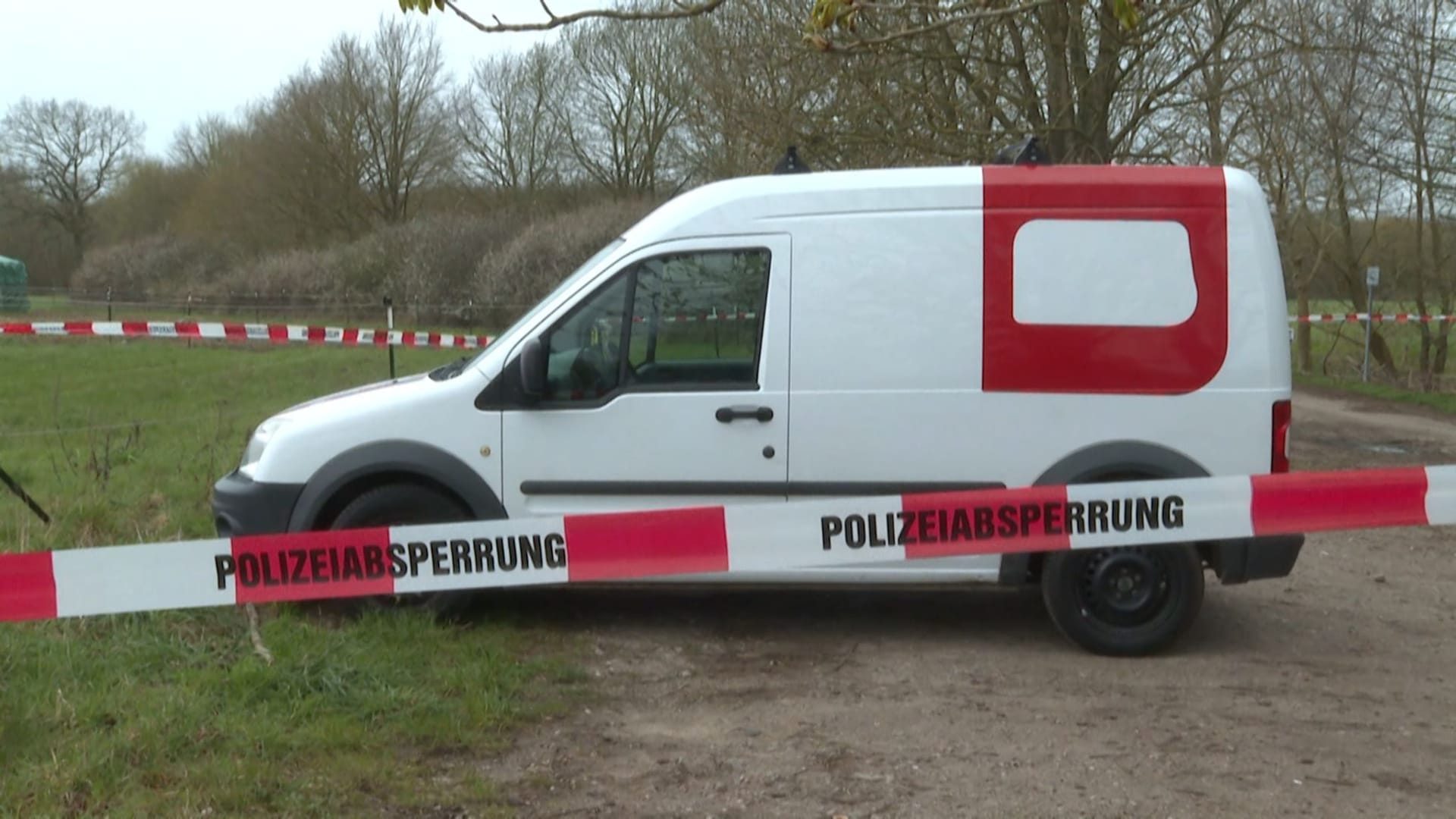 Flatterband der Polizei umgibt einen abgestellten Kastenwagen: Drei Männer hatten einen Geldtransporter überfallen.