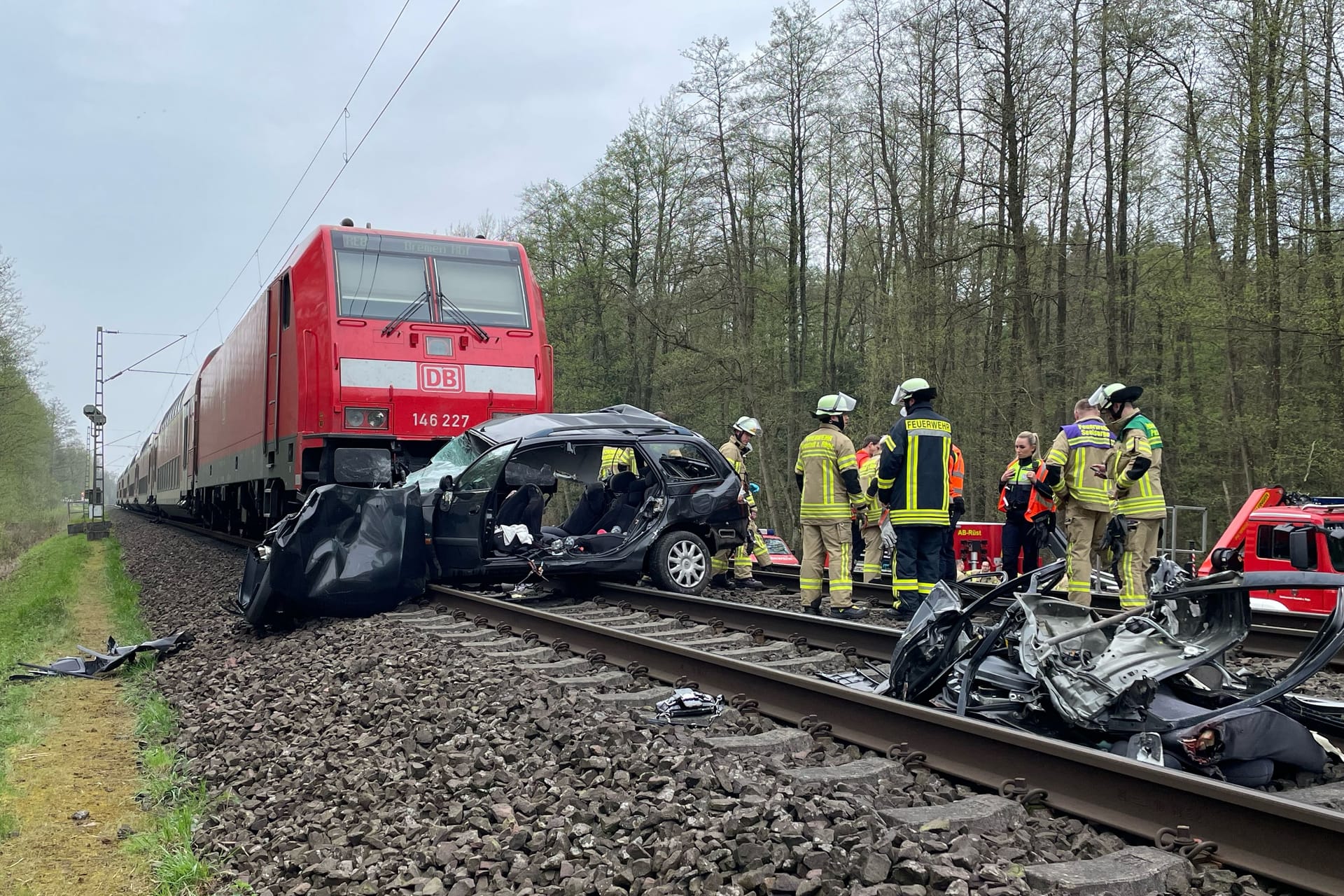 Der Wagen wurde völlig zerstört: Die Regionalbahn konnte nicht mehr rechtzeitig bremsen.