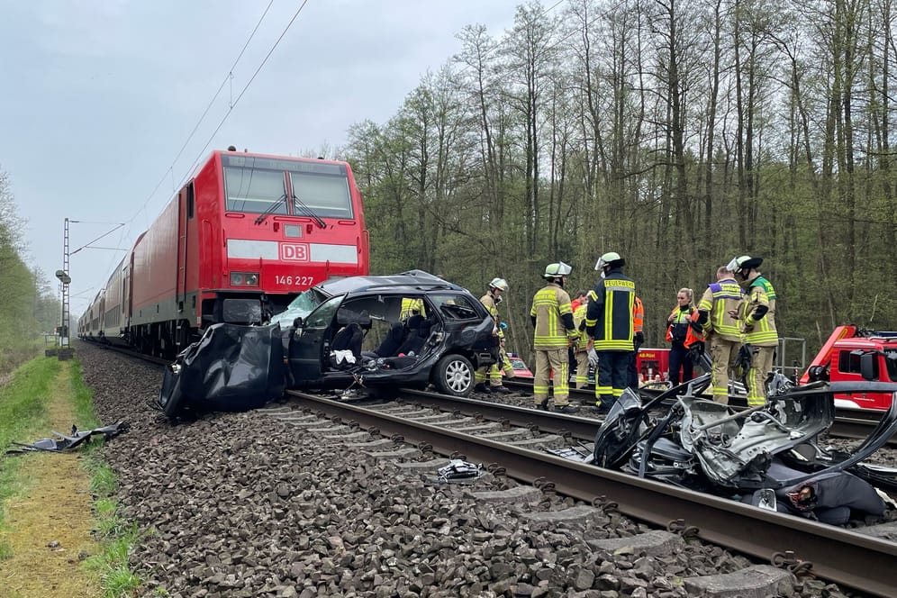 Der Wagen wurde völlig zerstört: Die Regionalbahn konnte nicht mehr rechtzeitig bremsen.
