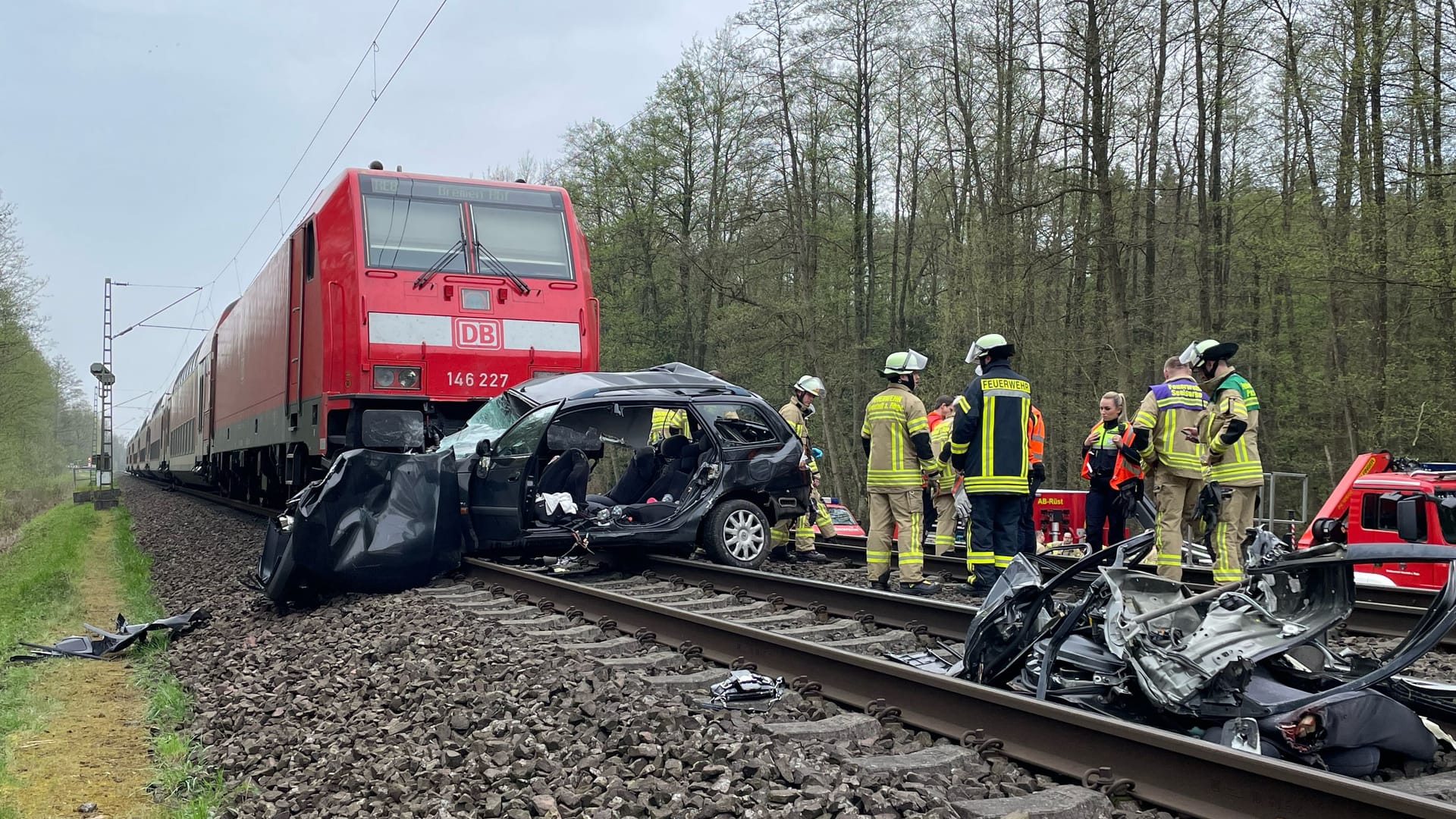 Der Wagen wurde völlig zerstört: Die Regionalbahn konnte nicht mehr rechtzeitig bremsen.