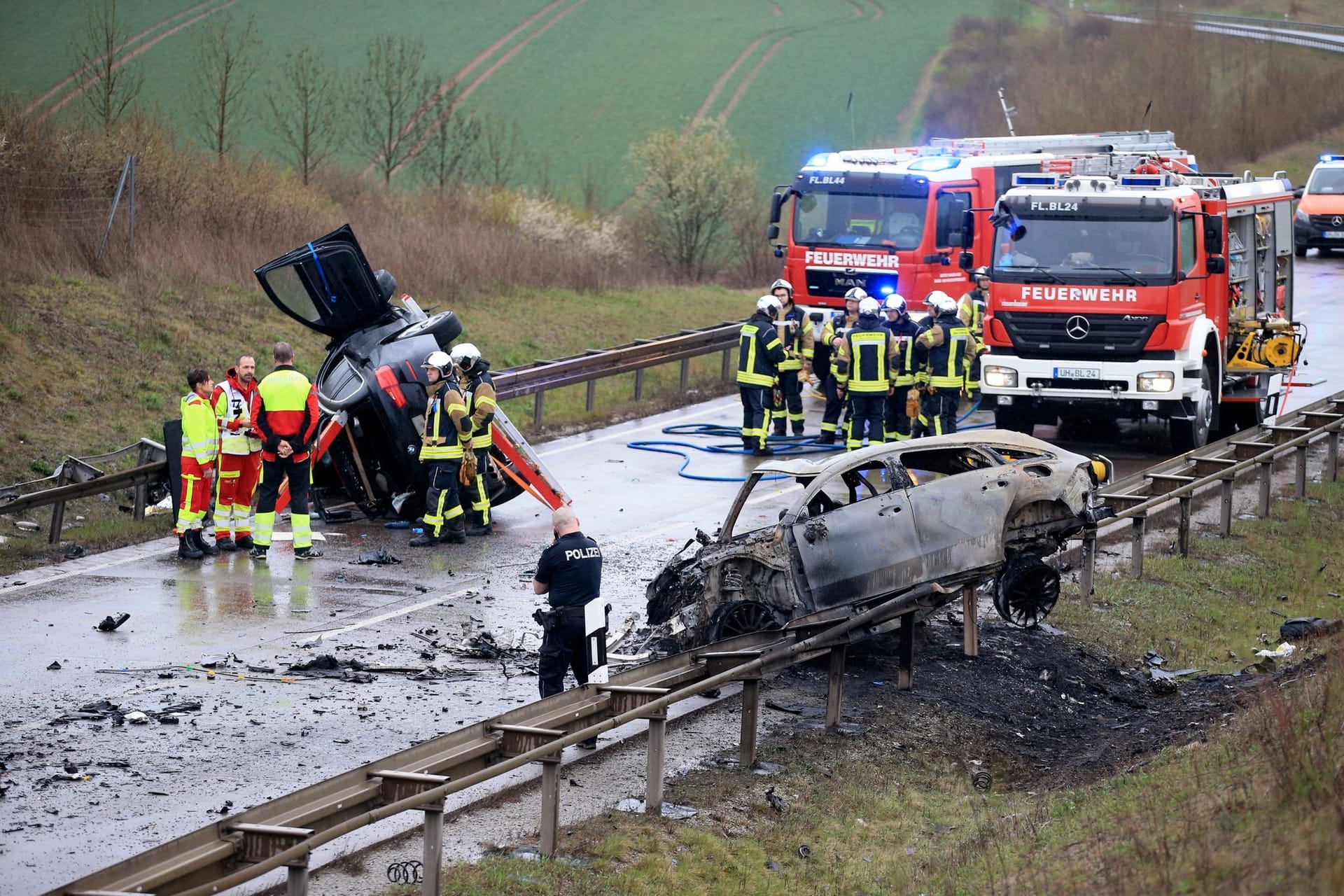 Einsatzkräfte auf der Bundesstraße: Mehrere Menschen kamen ums Leben.