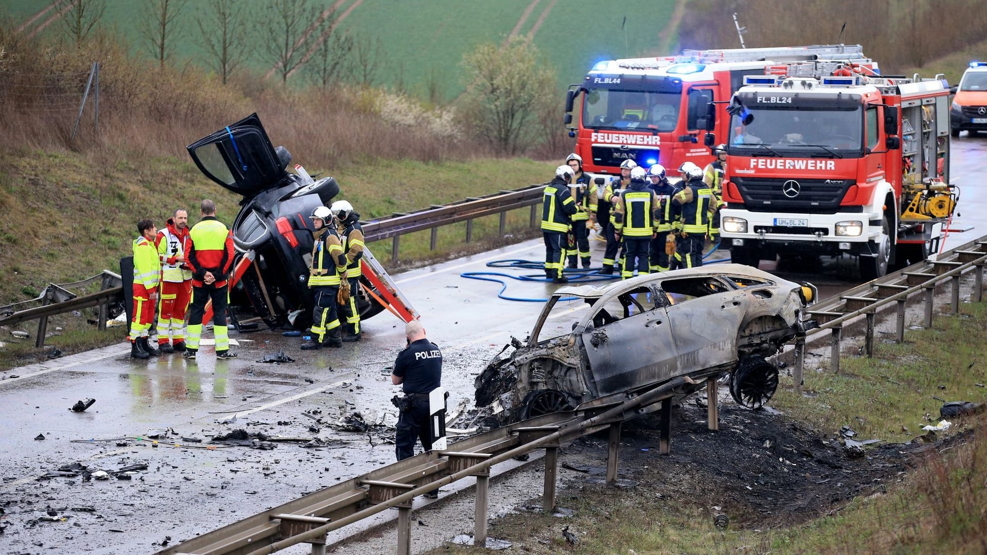 Einsatzkräfte auf der Bundesstraße: Mehrere Menschen kamen ums Leben.