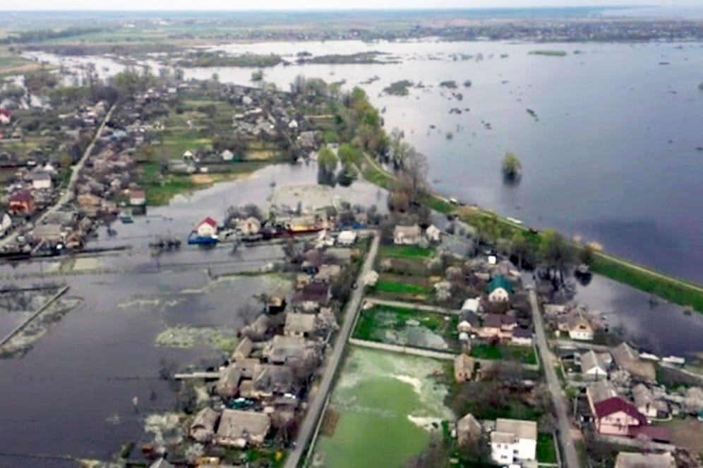 Ukraine: Überschwemmung legen Kriegsgebiet lahm