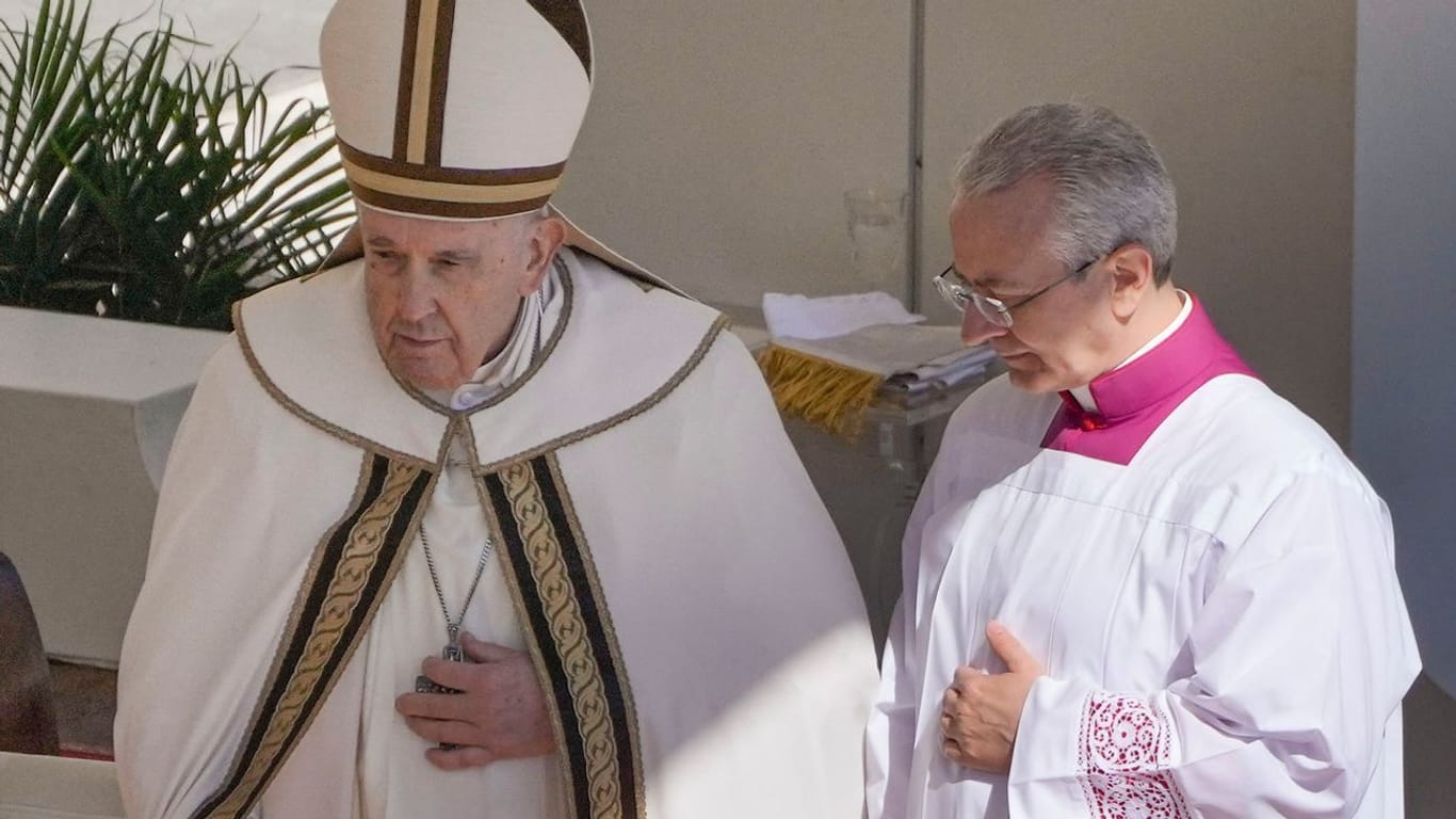 Papst Franziskus am Sonntag: Das Osterfest wurde begleitet von gesundheitlichen Sorgen um den Pontifex. Er verfolgte die Messen wegen seines Knieleidens großteils im Sitzen.