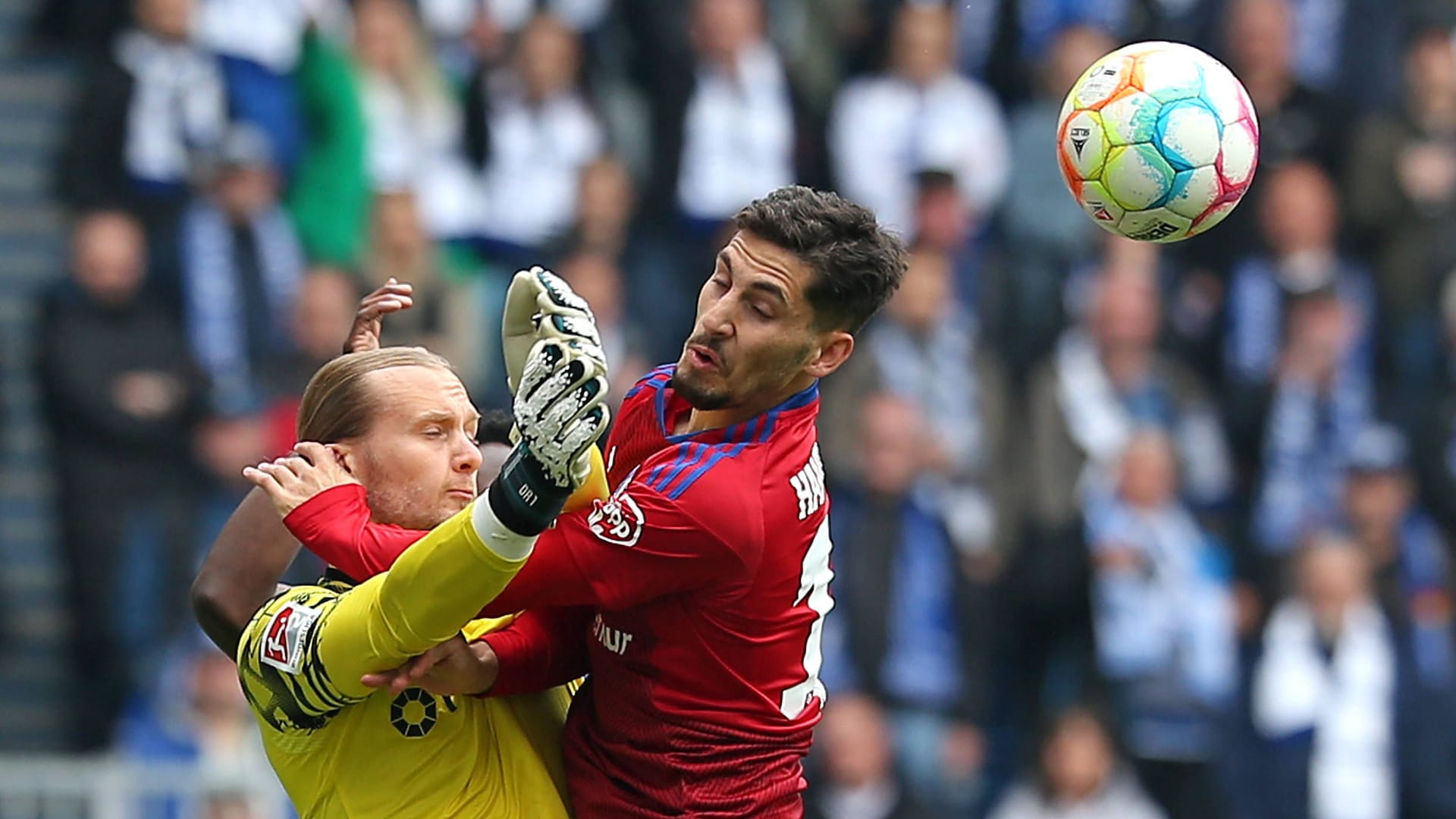 Ludovit Reis (r.) gegen Dominik Reimann: Die Bemühungen des HSV prallten an Magdeburg ab.