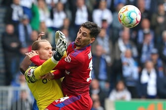 Ludovit Reis (r.) gegen Dominik Reimann: Die Bemühungen des HSV prallten an Magdeburg ab.