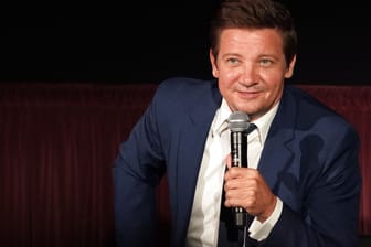 Jeremy Renner: Der Schauspieler verletzte sich schwer, nun ist er zurück.