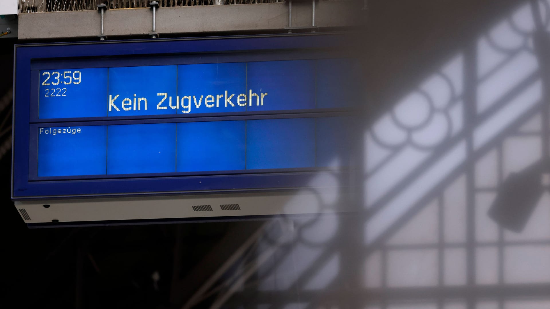 Stillstand an Bahnhöfen in NRW (Symbolbild): Die Bahn wird am Freitagvormittag den Fernverkehr einstellen.