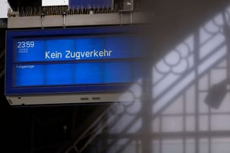 Stillstand an Bahnhöfen in NRW (Symbolbild): Die Bahn wird am Freitagvormittag den Fernverkehr einstellen.