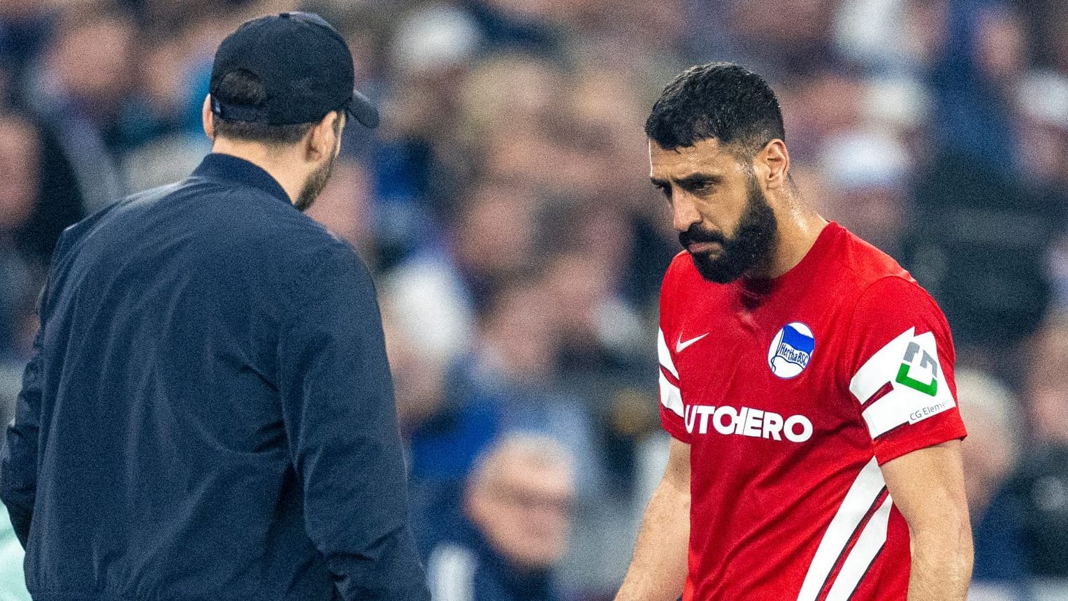 Trainer Sandro Schwarz (l) wechselt Tolga Cigerci aus: Enttäuschung bei Hertha BSC.