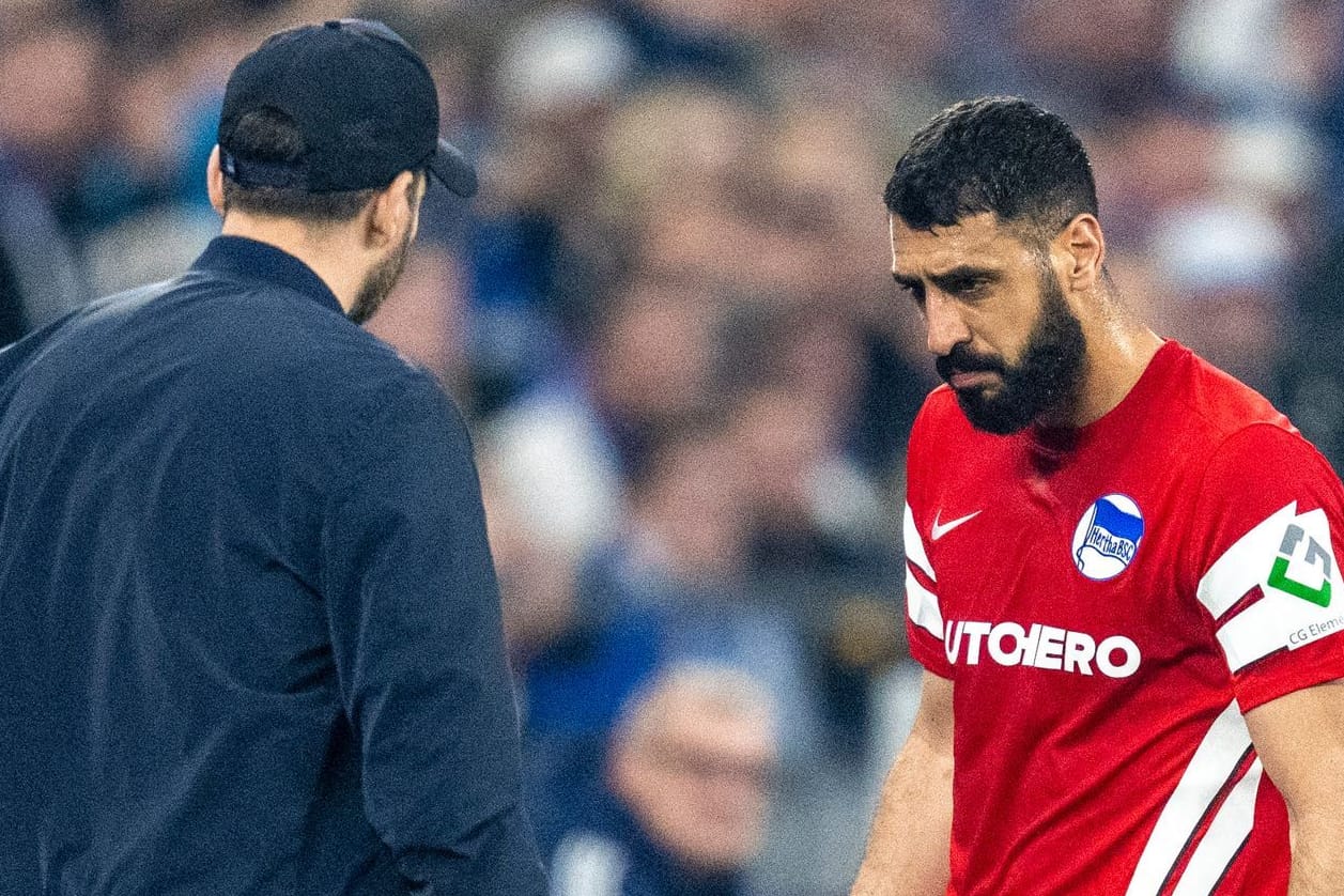 Trainer Sandro Schwarz (l) wechselt Tolga Cigerci aus: Enttäuschung bei Hertha BSC.