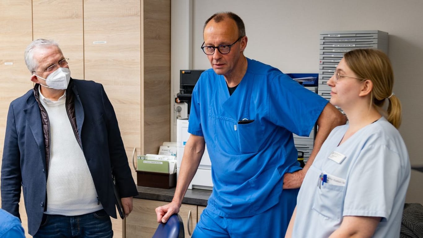 Friedrich Merz (2.v.r): Der CDU-Chef unterhält sich mit Pflegekräften auf der Intensivstation bei seinem Besuch im Klinikum Hochsauerland.