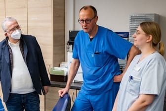 Friedrich Merz (2.v.r): Der CDU-Chef unterhält sich mit Pflegekräften auf der Intensivstation bei seinem Besuch im Klinikum Hochsauerland.