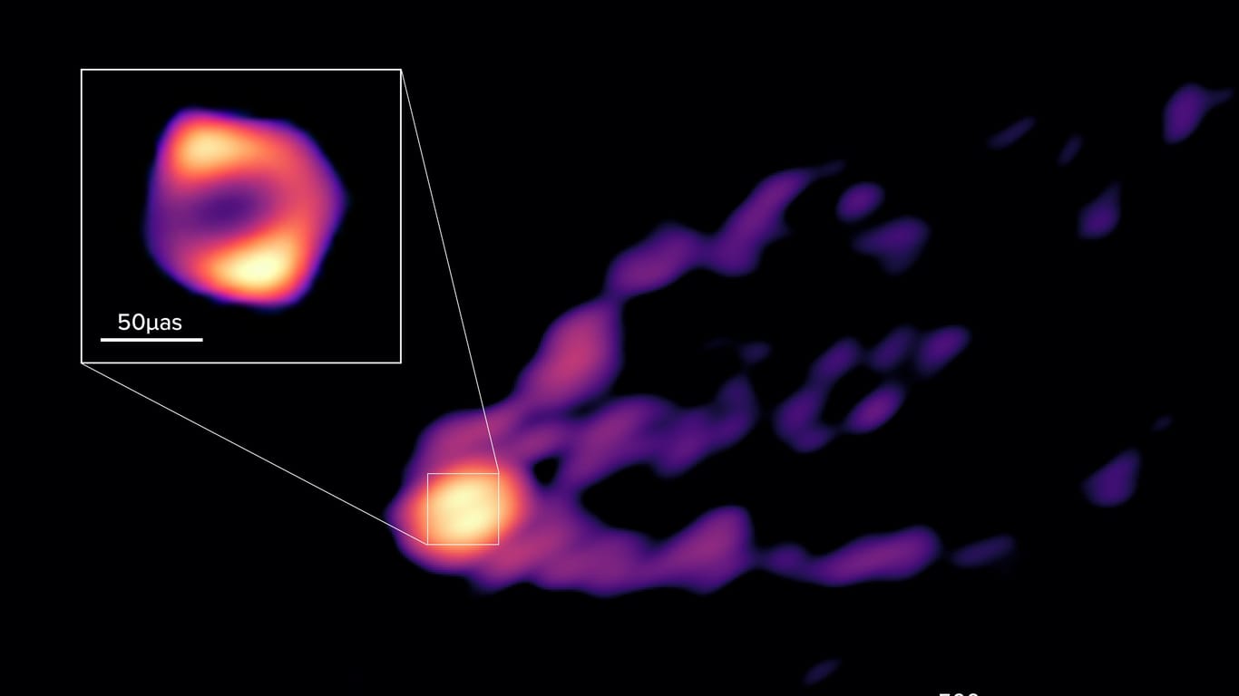 Diese GMVA+ALMA-Aufnahme zeigt den Jet und den Schatten des Schwarzen Lochs von M87 zum ersten Mal zusammen und gibt den Wissenschaftlern den nötigen Kontext, um zu verstehen, wo der starke Jet entstanden ist. Die neuen Beobachtungen zeigen auch, dass der Ring des Schwarzen Lochs, der im Bildausschnitt zu sehen ist, 50 % größer ist als bisher angenommen.