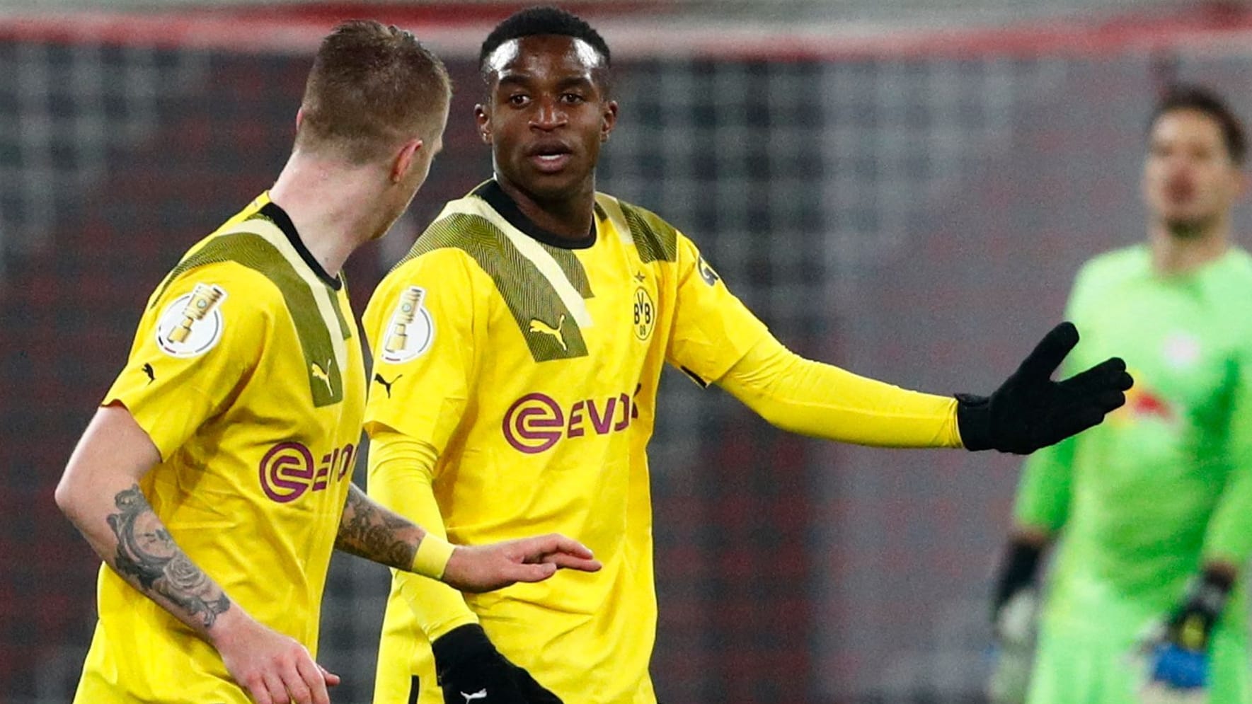 Marco Reus (l.) und Youssoufa Moukoko diskutieren: Die Niederlage in Leipzig war verdient.