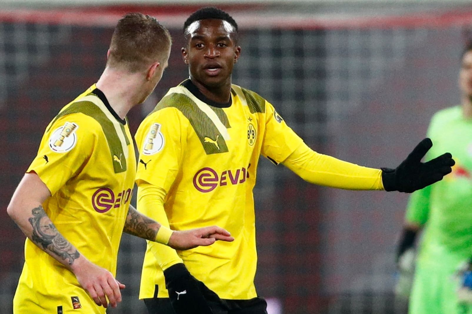 Marco Reus (l.) und Youssoufa Moukoko diskutieren: Die Niederlage in Leipzig war verdient.