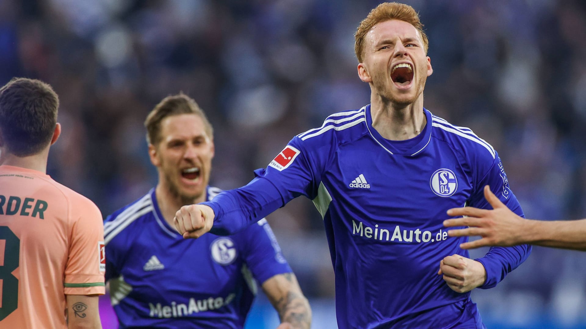 Erlösender Jubel: Schalkes van den Berg feiert seinen Ausgleichstreffer gegen Bremen. Erlösender Jubel: Schalkes van den Berg feiert seinen Ausgleichstreffer gegen Bremen.