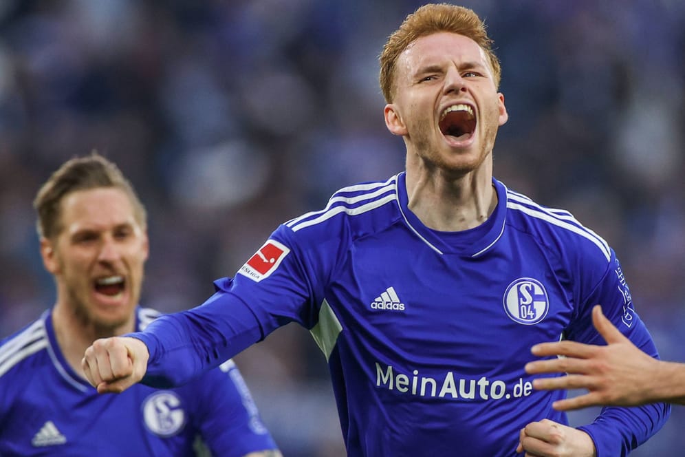Erlösender Jubel: Schalkes van den Berg feiert seinen Ausgleichstreffer gegen Bremen.