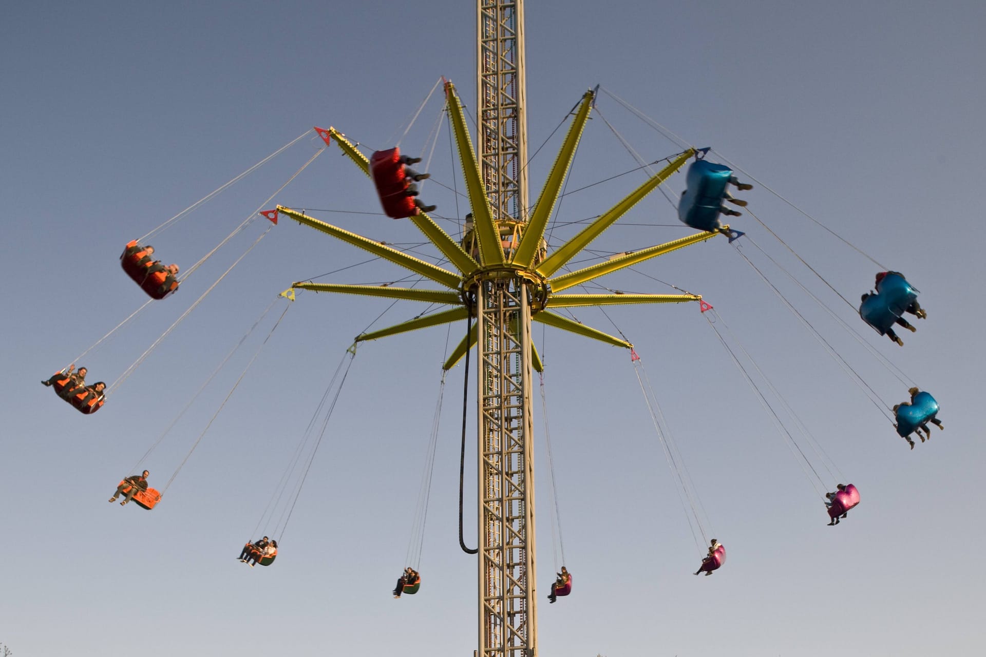 Der "Sky Dance" auf dem Hamburger Dom: Während der Fahrt blickt man auf das Millerntorstadion und den Bunker in der Feldstraße.