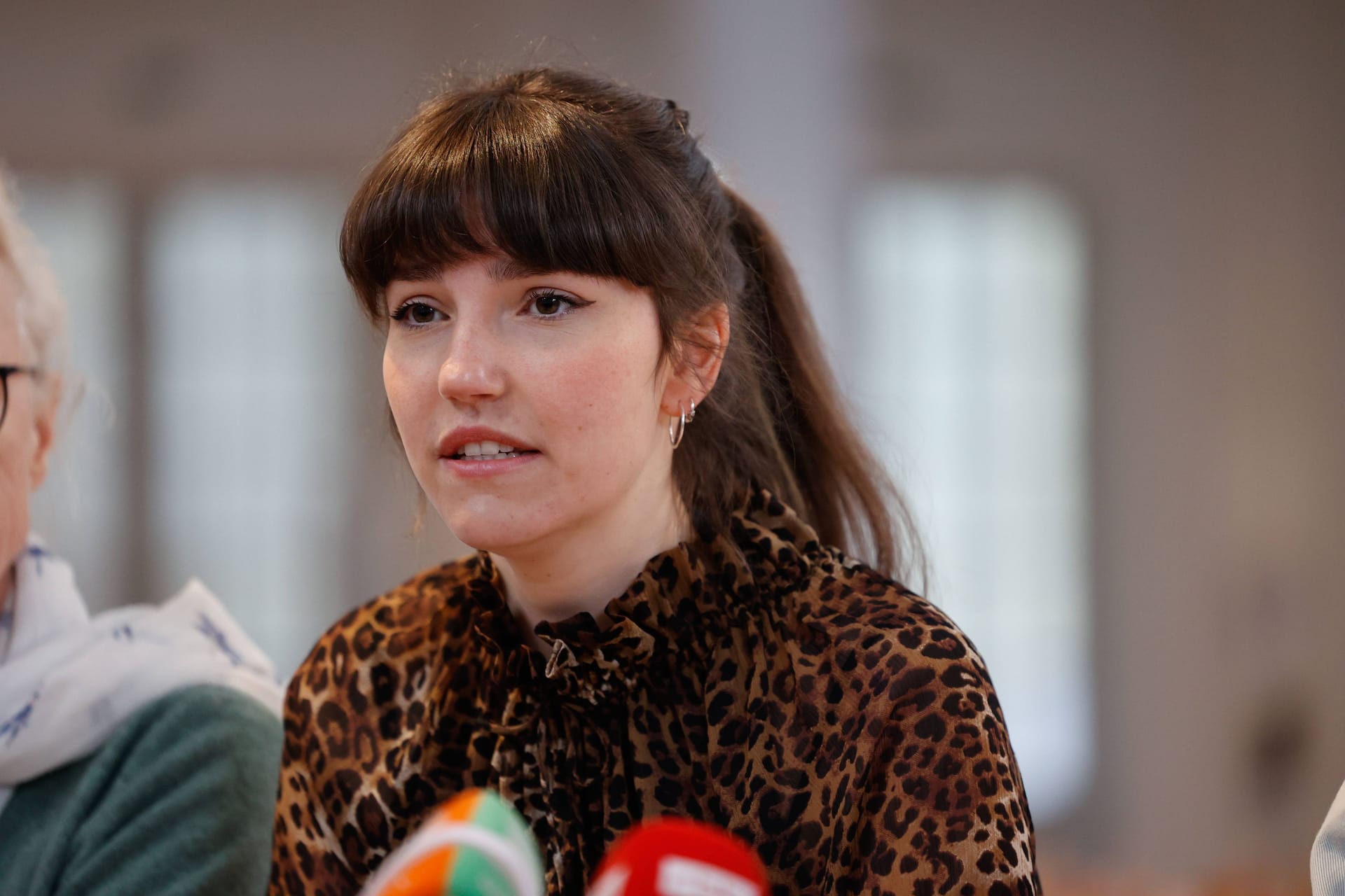 Klimaaktivisten Carla Hinrichs von der Letzten Generation bei einer Pressekonferenz (Archivbild): Bei Maischberger zeigte sie sich fassungslos.