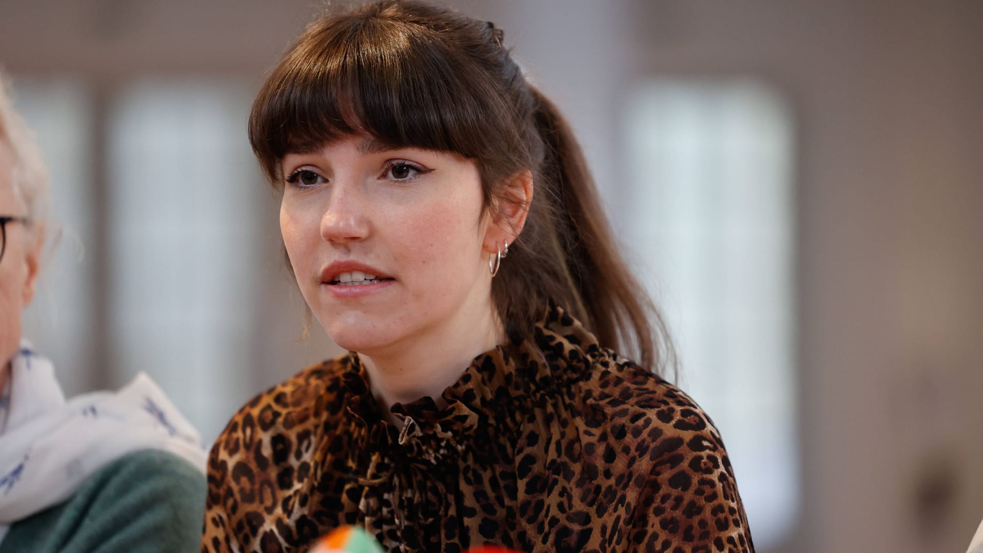 Klimaaktivisten Carla Hinrichs von der Letzten Generation bei einer Pressekonferenz (Archivbild): Bei Maischberger zeigte sie sich fassungslos.