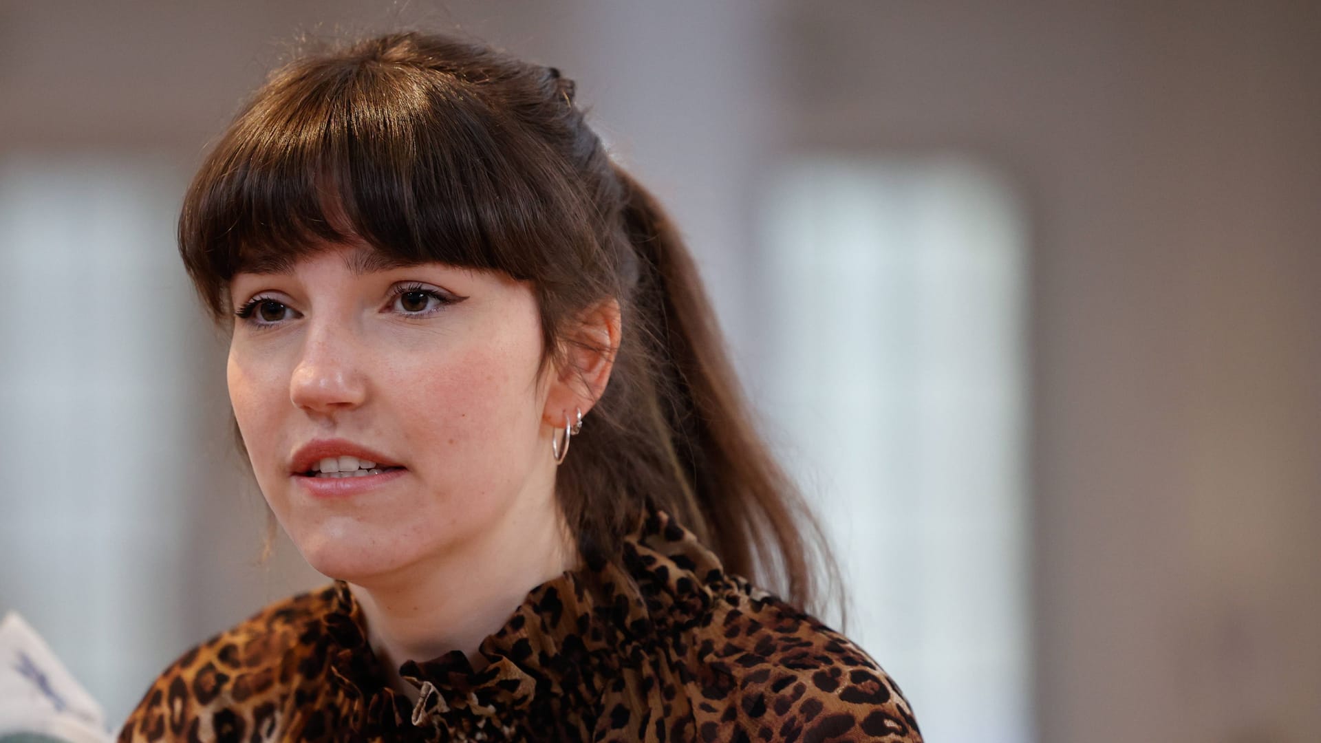 Klimaaktivisten Carla Hinrichs von der Letzten Generation bei einer Pressekonferenz (Archivbild): Bei Maischberger zeigte sie sich fassungslos.