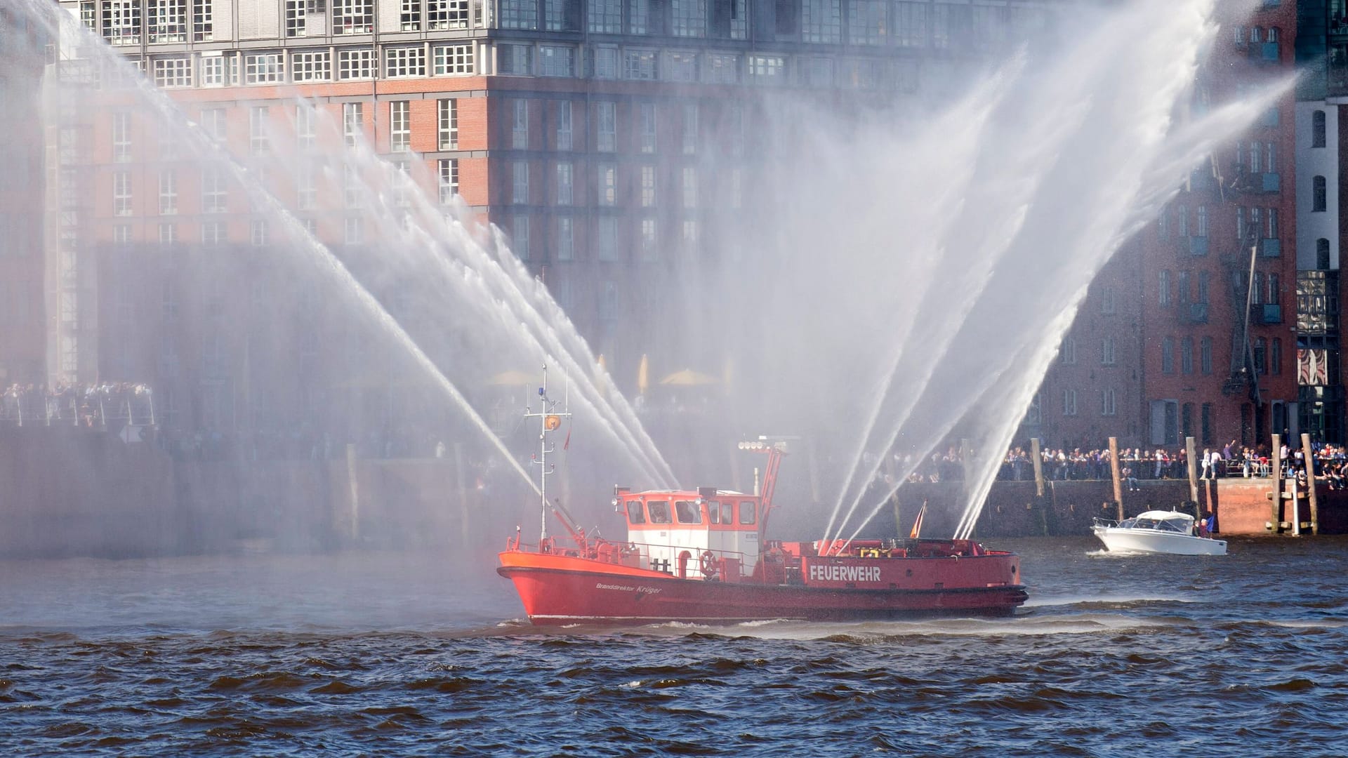 Wassershow der "Branddirektor Krüger" zum Hafengeburtstag (Archivbild): Das Löschboot wurde 1982 in Hamburg-Bergedorf gebaut.