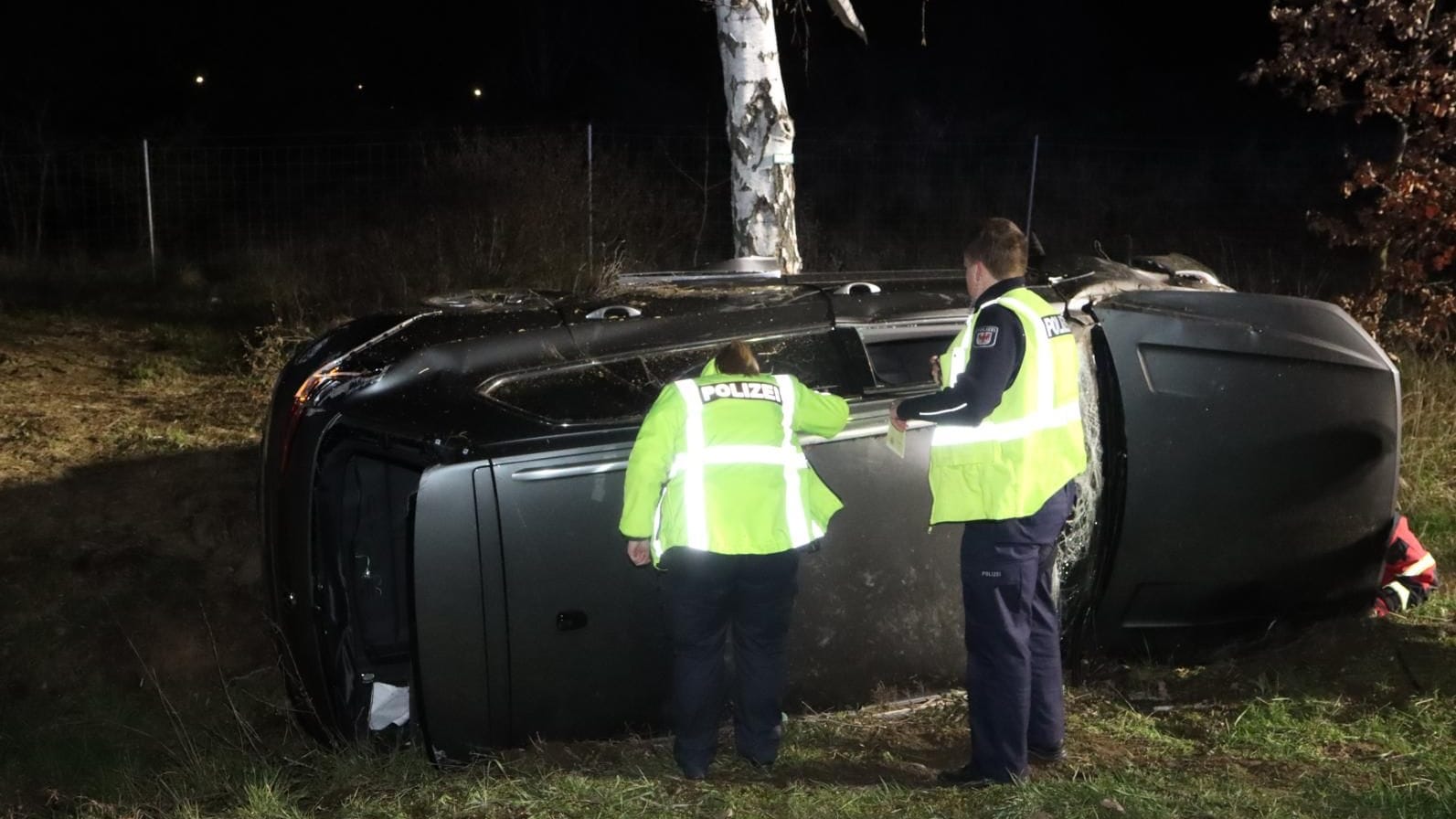 Beamte am SUV: Laut einem Reporter, der vor Ort war, soll das Auto 60 Meter weit geflogen sein.