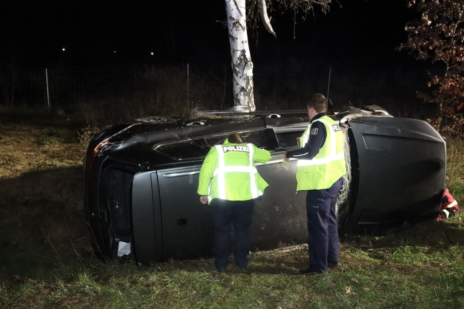 Beamte am SUV: Laut einem Reporter, der vor Ort war, soll das Auto 60 Meter weit geflogen sein.