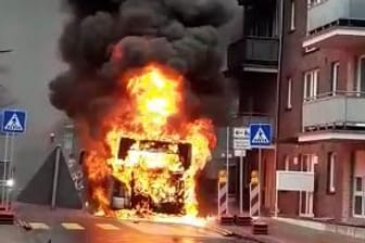 Der brennende Bus: Ein Augenzeuge nahm ein Video auf, aus dem dieses Bild stammt.