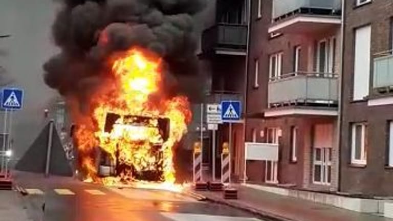 Der brennende Bus: Ein Augenzeuge nahm ein Video auf, aus dem dieses Bild stammt.
