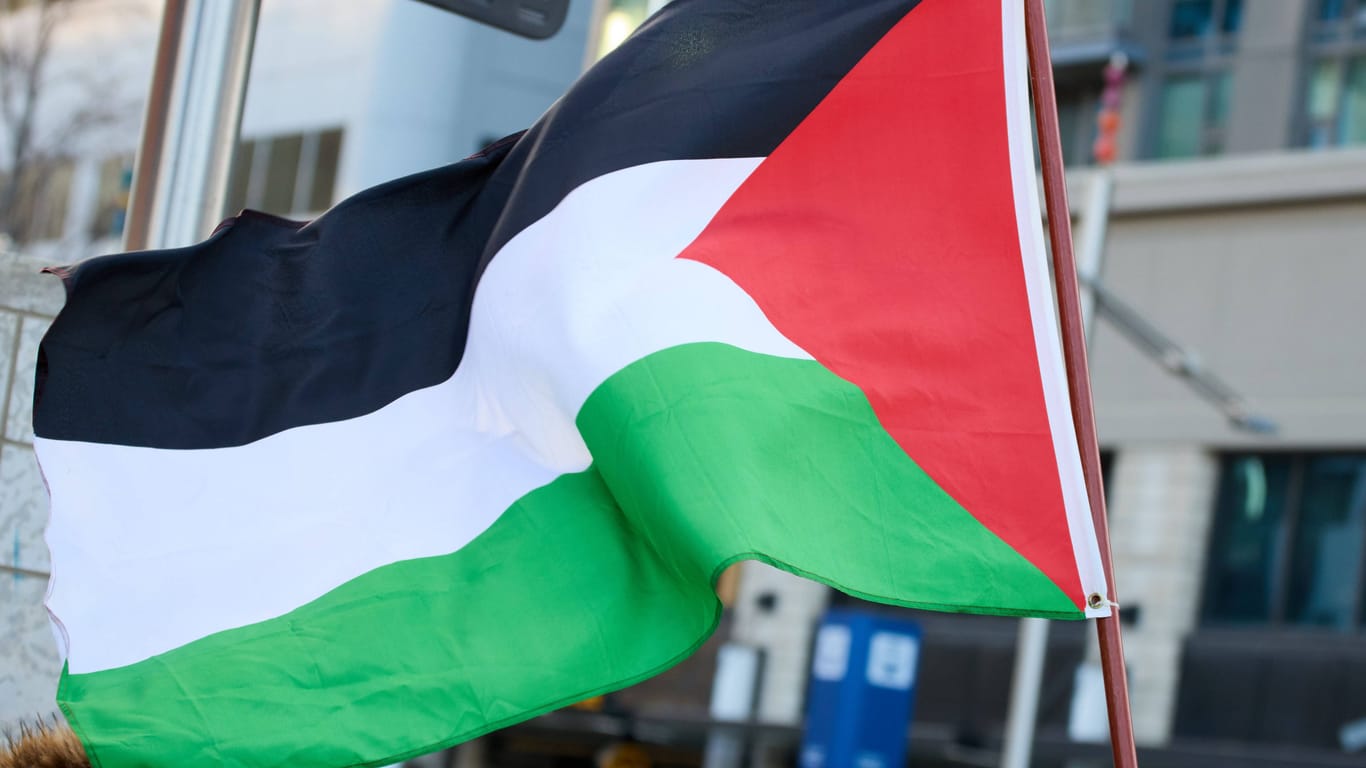 Die Flagge Palästinas (Symbolbild): Bei einer Kundgebung in Berlin fielen antisemitische Parolen.