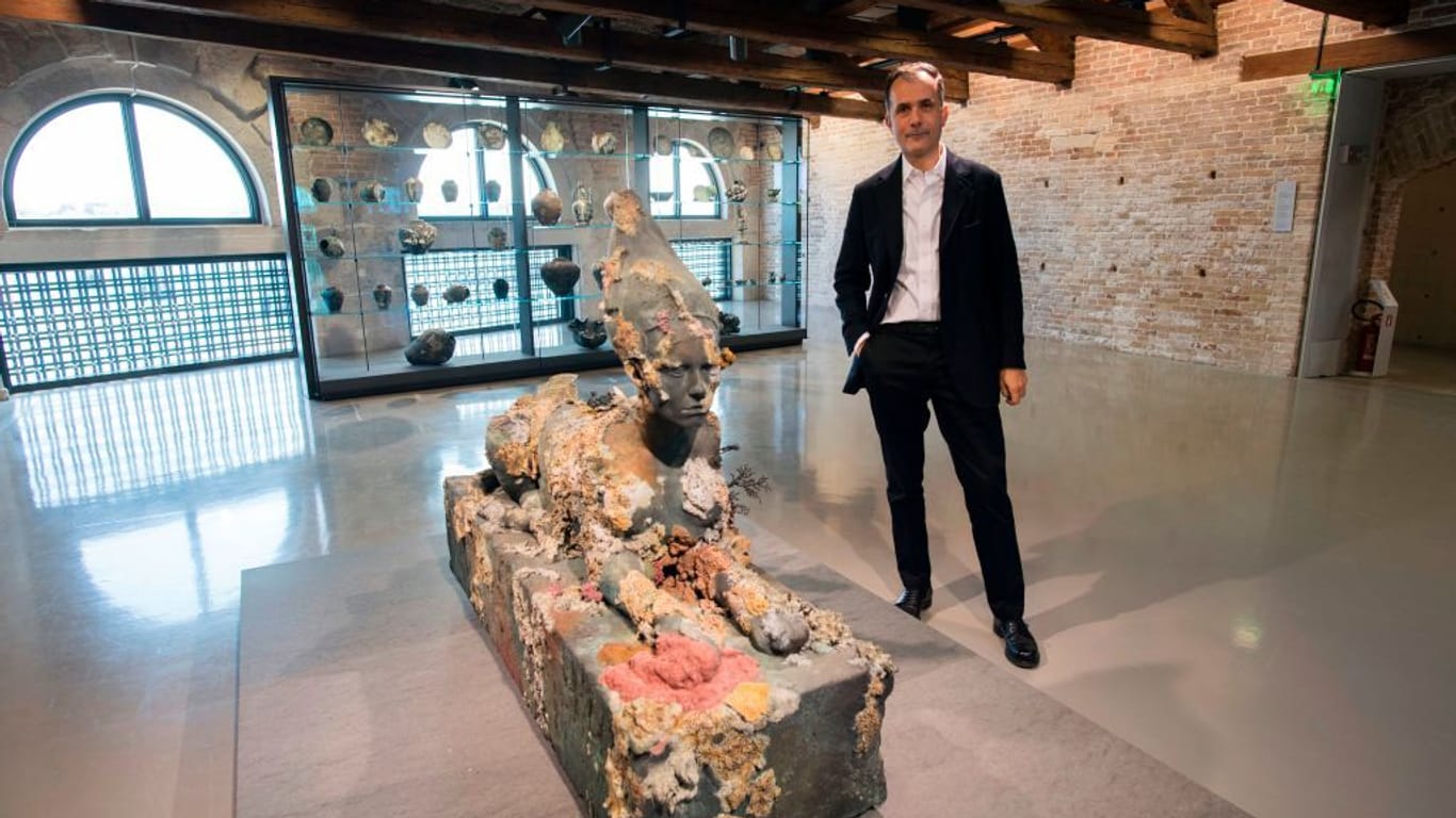 Die "Sphinx" als Teil der Ausstellung "Treasures from the Wreck of the Unbelievable" in Venedig 2017.