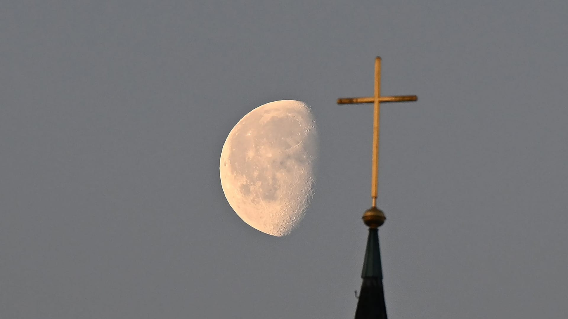 Kreuz auf Kirchturm