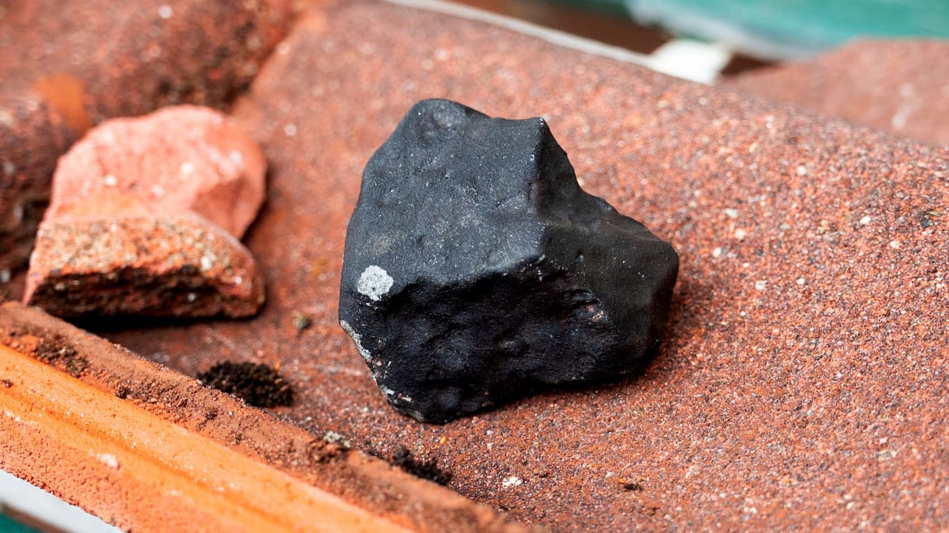 Ein kleiner Meteorit hat ein Hausdach durchschlagen: In Elmshorn machen sich jetzt Schatzsucher auf den Weg.