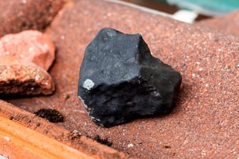 Ein kleiner Meteorit hat ein Hausdach durchschlagen: In Elmshorn machen sich jetzt Schatzsucher auf den Weg.