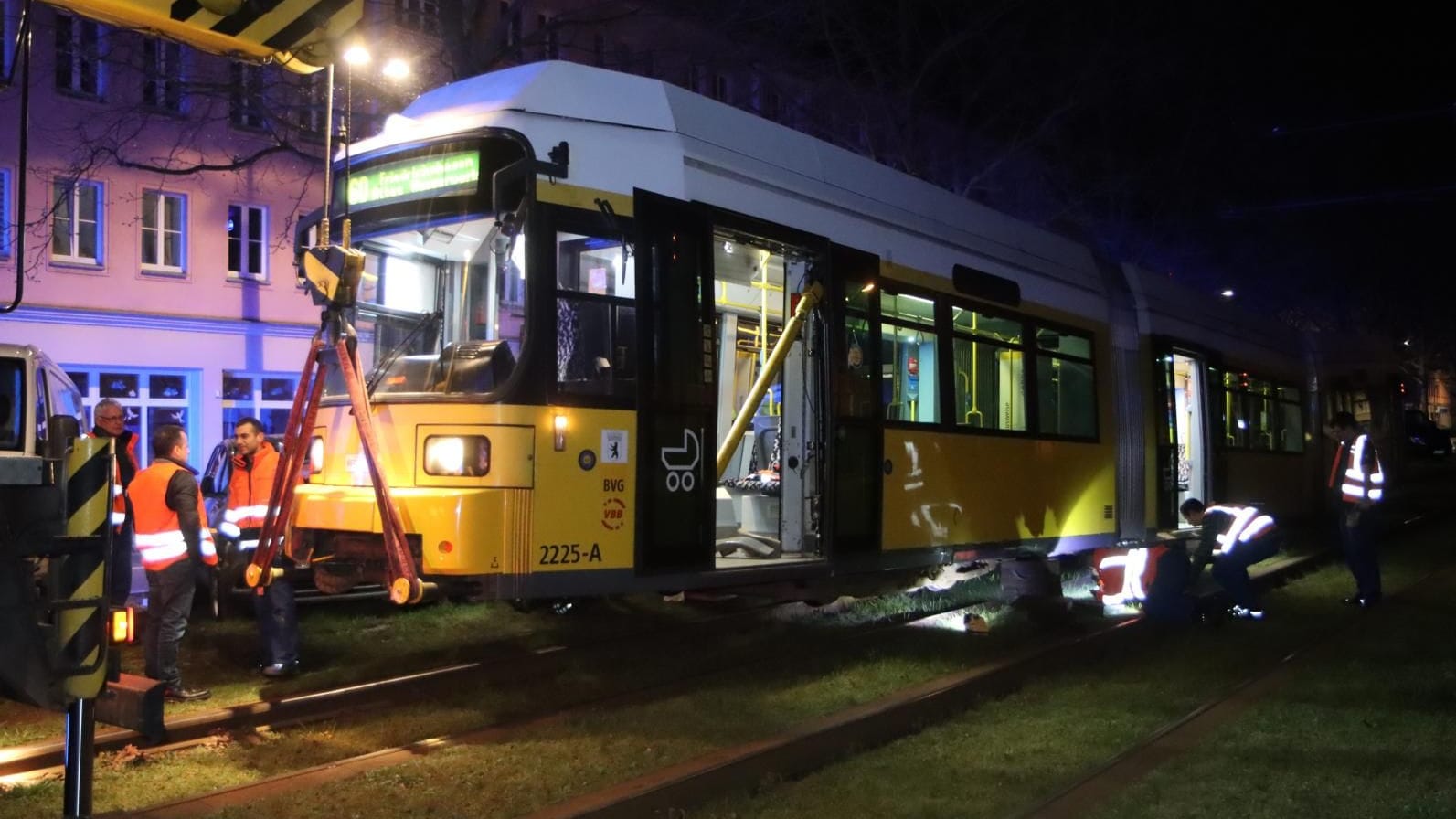 Ein Kran hebt die Straßenbahn an: Der Mann konnte nur noch tot geborgen werden.