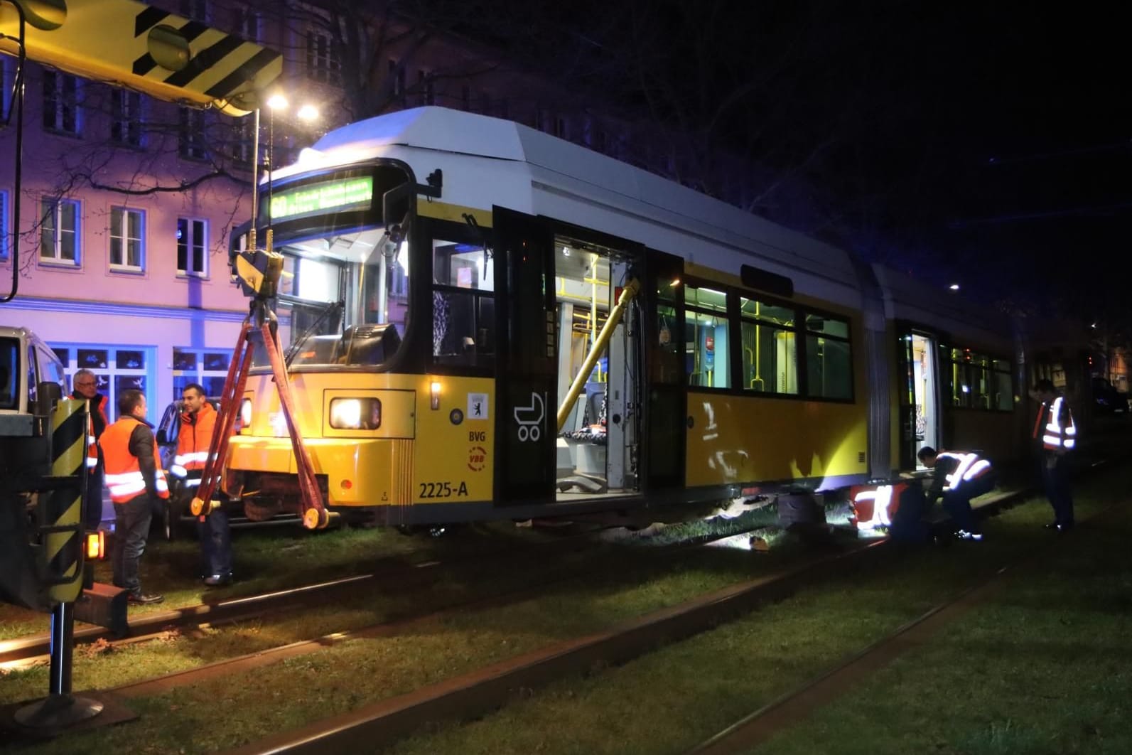 Ein Kran hebt die Straßenbahn an: Der Mann konnte nur noch tot geborgen werden.